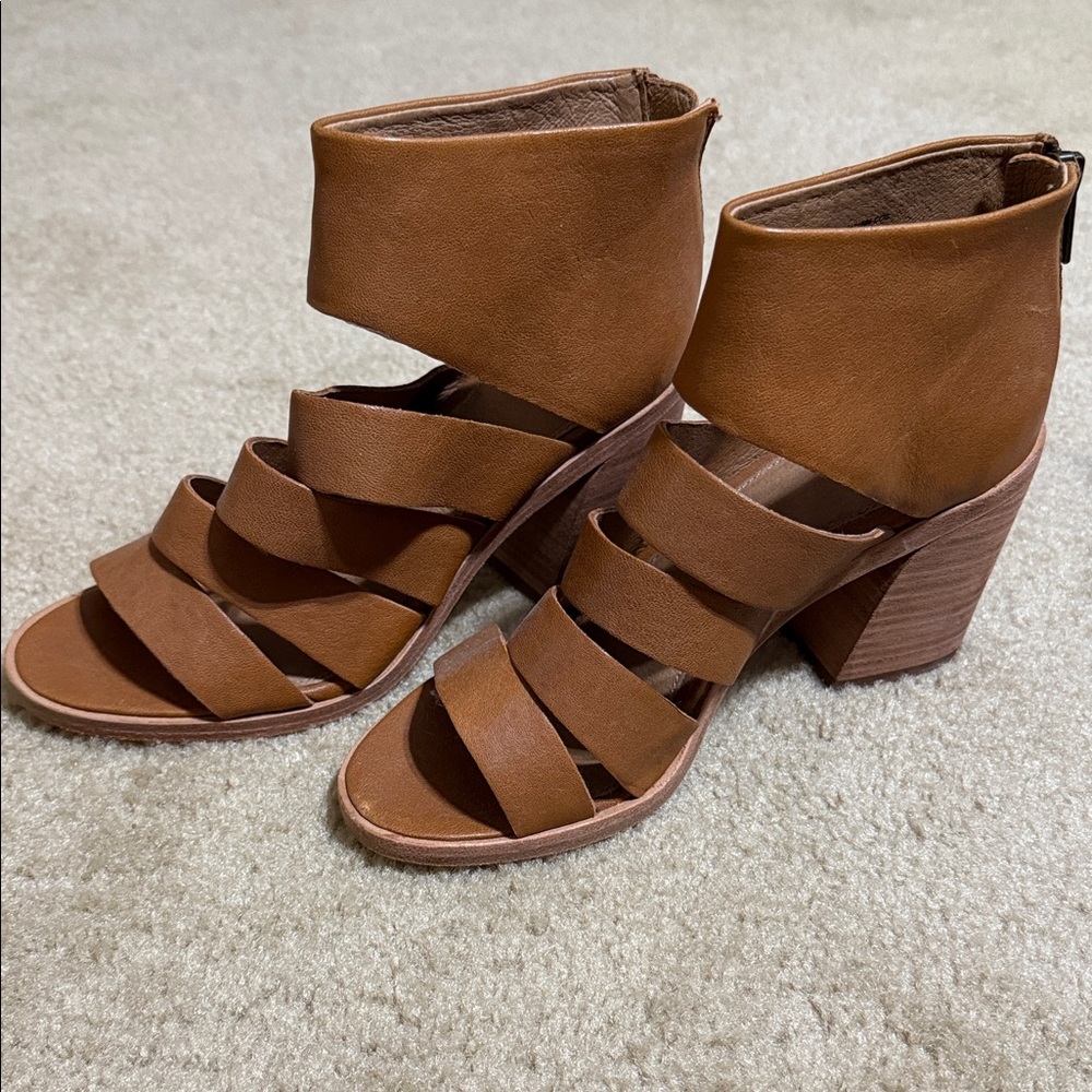 FRYE AND CO. Tan Heeled Boots